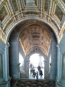 Gold verzierter Treppenaufgang in den Palazzo Ducale