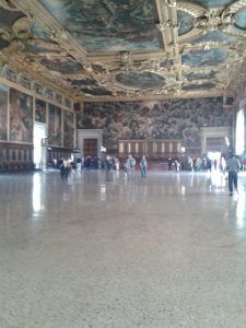 Der größte Saal im Palazzo Ducale mit Kunstwerken in Goldrahmen an Wänden und Decke