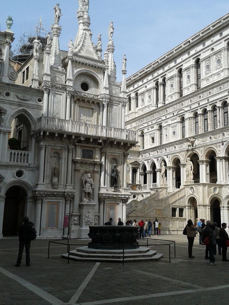 Dogenpalast Innenhof mit der Arco Foscari, rechts die Scala dei Giganti