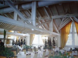 Imposante Dachkonstruktion im Restaurant