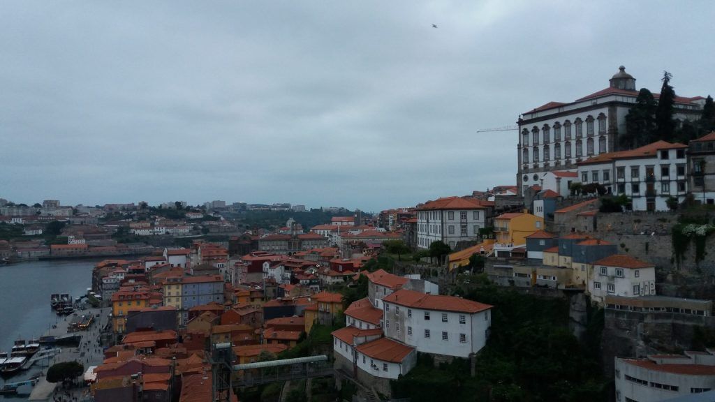 Blick auf Porto kurz vor der Dämmerung