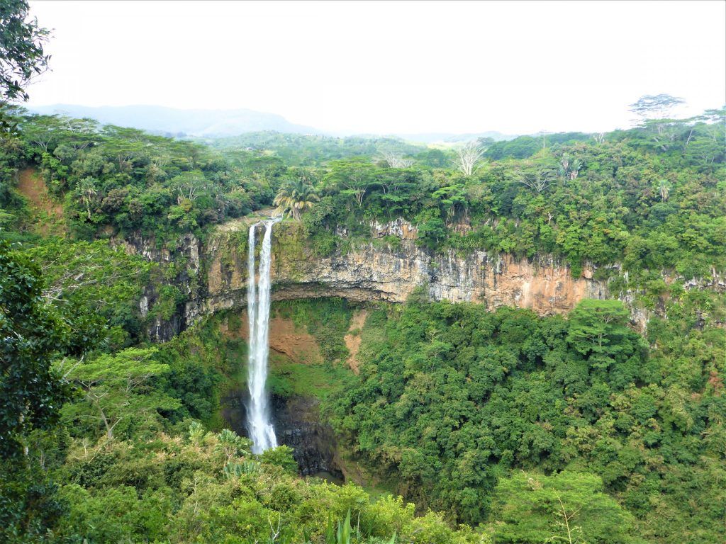 Der Chamarel-Wasserfall stürzt über eine Felskante knapp 100 m in die Tiefe