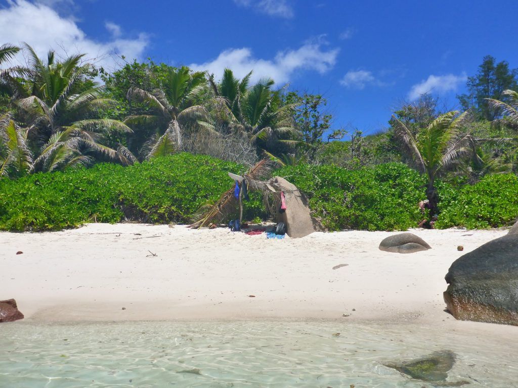 Sonnenschutz am Naturpool Anse Cocos