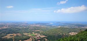 Vom Monte Toro, höchstem Berg Menorca`s, sieht man die große Lagune Bahia de Fornells