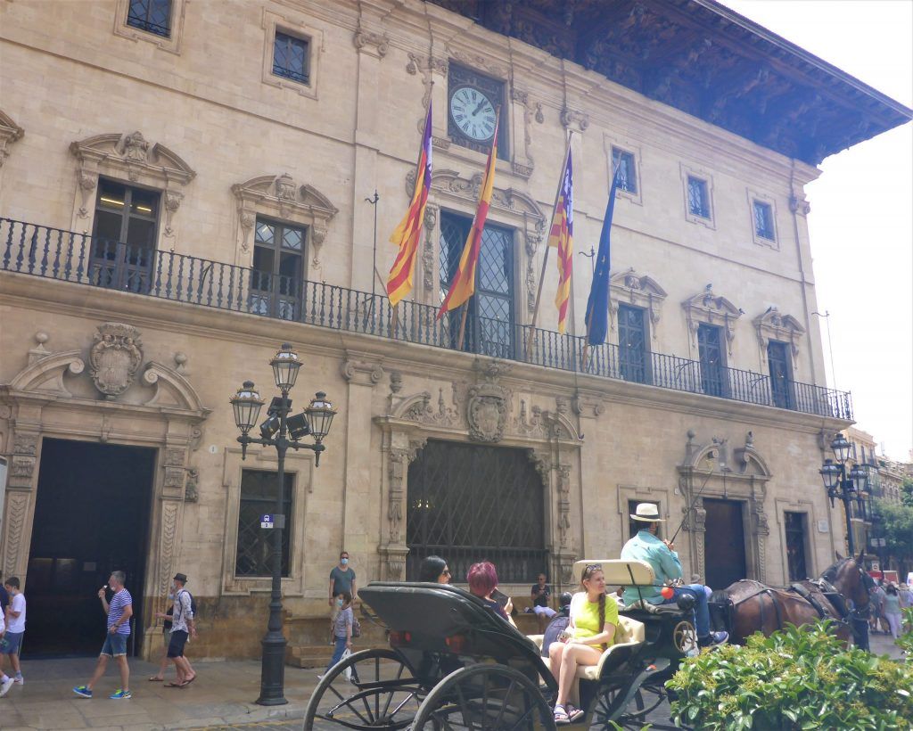 Ajuntament de Palma- Rathaus von Palma mit Pferdekutsche